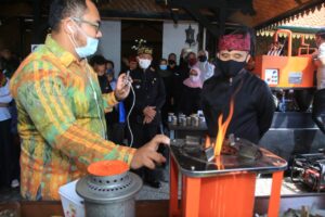 Pengolahan Sampah Menjadi Energi Terbarukan di Desa dan Destinasi Wisata