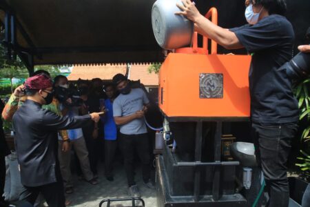 Bupati Anas saat melihat proses pengolahan sampah menjadi energi terbarukan