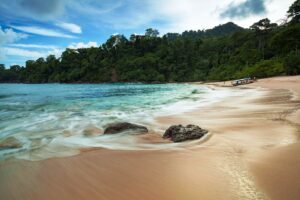 5 Pantai Tersembunyi di Banyuwangi yang Eksotis