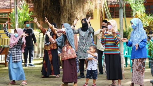 Bupati Banyuwangi Ipuk Fiestiandani menggunakan sarana senam bareng warga lanjut usia (lansia) untuk mengampanyekan vaksinasi Covid-19.