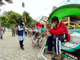 PPKM Darurat: Banyuwangi Beri ”Kompensasi” Uang Tunai untuk Ribuan Warung Kecil dan PKL