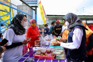 Vaksinasi Covid-19 di Banyuwangi Berpadu dengan Kuliner UMKM dan Kesenian Rakyat