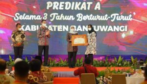 Konsisten Raih Sakip A, Gubernur Khofifah Beri Penghargaan ke Banyuwangi