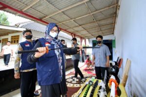 Ekonomi Kreatif Tumbuh, Anak Muda Desa Banyuwangi Raup Puluhan Juta dari Produksi Replika Samurai