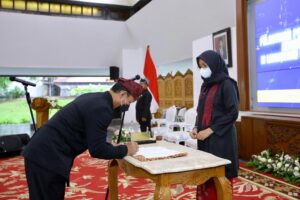 Lantik 128 Pejabat, Bupati Ipuk: Saya Tidak Minta Apa-Apa, Kecuali Tingkatkan Kinerja