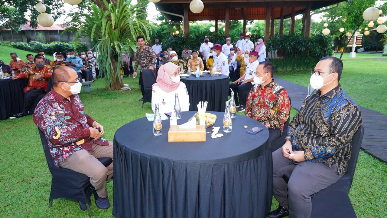 Berbagai inovasi pelayanan publik Banyuwangi mendapat perhatian khusus dari Bupati Mamuju Tengah, Sulawesi Barat, Aras Tammauni. Aras datang memboyong jajarannya ke Banyuwangi untuk mempelajari hal tersebut.