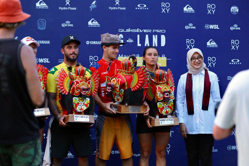 Peselancar Australia dan Prancis Jawara WSL Championship Tour Quiksilver Pro G-Land Banyuwangi 2022