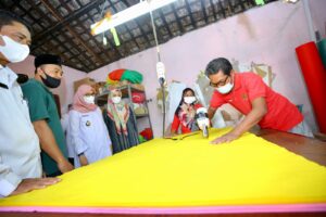 UMKM Bangkit, Pembuat Spunbond Banyuwangi Bisa Jual 10 Ribu Tas Tiap Bulan