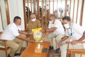 Dukung Penanganan Stunting di Banyuwangi, Bulog Luncurkan Beras Fortivit