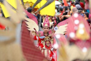 Bermodalkan Gotong-Royong Warga, Gintangan Bamboo Festival Banyuwangi Berlangsung Meriah