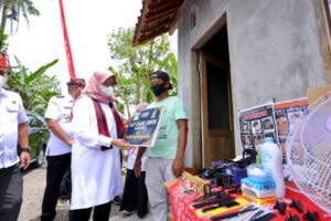 Bupati Ngantor di Desa, Ipuk Terus Genjot Pengembangan Usaha Kecil Mikro