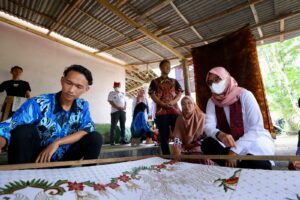 Saat Bupati Ipuk Mengunjungi Sentra Batik Banyuwangi yang Merintis di Masa Pandemi