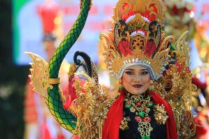 Ratusan Usaha Kecil di Sepanjang Rute Banyuwangi Ethno Carnival, Bupati Ipuk: Momen Gerakkan Ekonomi Rakyat