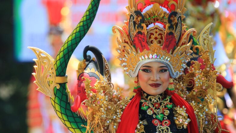 Ratusan Usaha Kecil di Sepanjang Rute Banyuwangi Ethno Carnival, Bupati Ipuk: Momen Gerakkan Ekonomi Rakyat