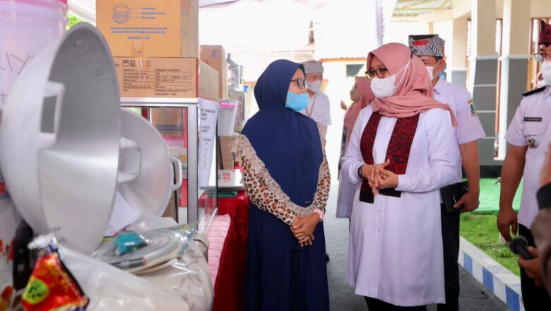 Tingkatkan Ekonomi Arus Bawah, Bupati Ipuk Kembali Geber Program Warung Naik Kelas