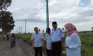 Bupati Ipuk Cek Jalan Poros Antar Kecamatan di Desa Singolatren