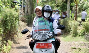 Ngantor di Desa, Bupati Ipuk Bersama Nakes Keliling Naik Motor Pantau Kesehatan Warga di Pelosok