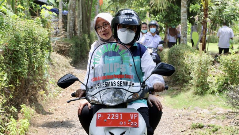 Ngantor di Desa, Bupati Ipuk Bersama Nakes Keliling Naik Motor Pantau Kesehatan Warga di Pelosok