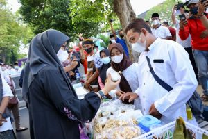 Bupati Ipuk Minta Camat dan Puskesmas Fasilitasi Pasar Takjil