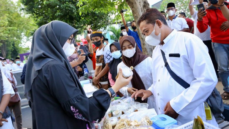 Bupati Ipuk Minta Camat dan Puskesmas Fasilitasi Pasar Takjil