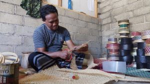 Berkah Ramadan, Pesanan Songkok Anyaman Bambu Gintangan Banyuwangi Naik Lima Kali Lipat