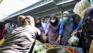 Hari Belanja ke Pasar dan UMKM Banyuwangi Kembali Digeber, Bupati Ipuk: Dengan Gotong Royong Semuanya Akan Lebih Ringan