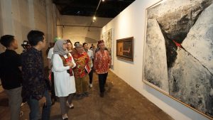 Pameran Lukisan ArtOs Nusantara Dibuka, Bupati Ipuk: Momentum Mendukung Industri Kreatif