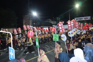 Jadi Pengungkit Ekonomi, Meriahnya Pawai Lampion Banyuwangi Jadi Berkah Ratusan Pelaku Usaha Mikro