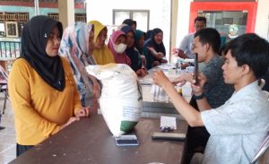 Ribuan Keluarga Banyuwangi Terima Bansos Beras