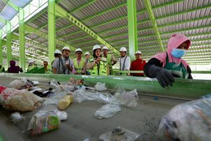 Banyuwangi Uji Coba Penjualan Sembako dengan Kemasan Daur Ulang di Warung-Warung