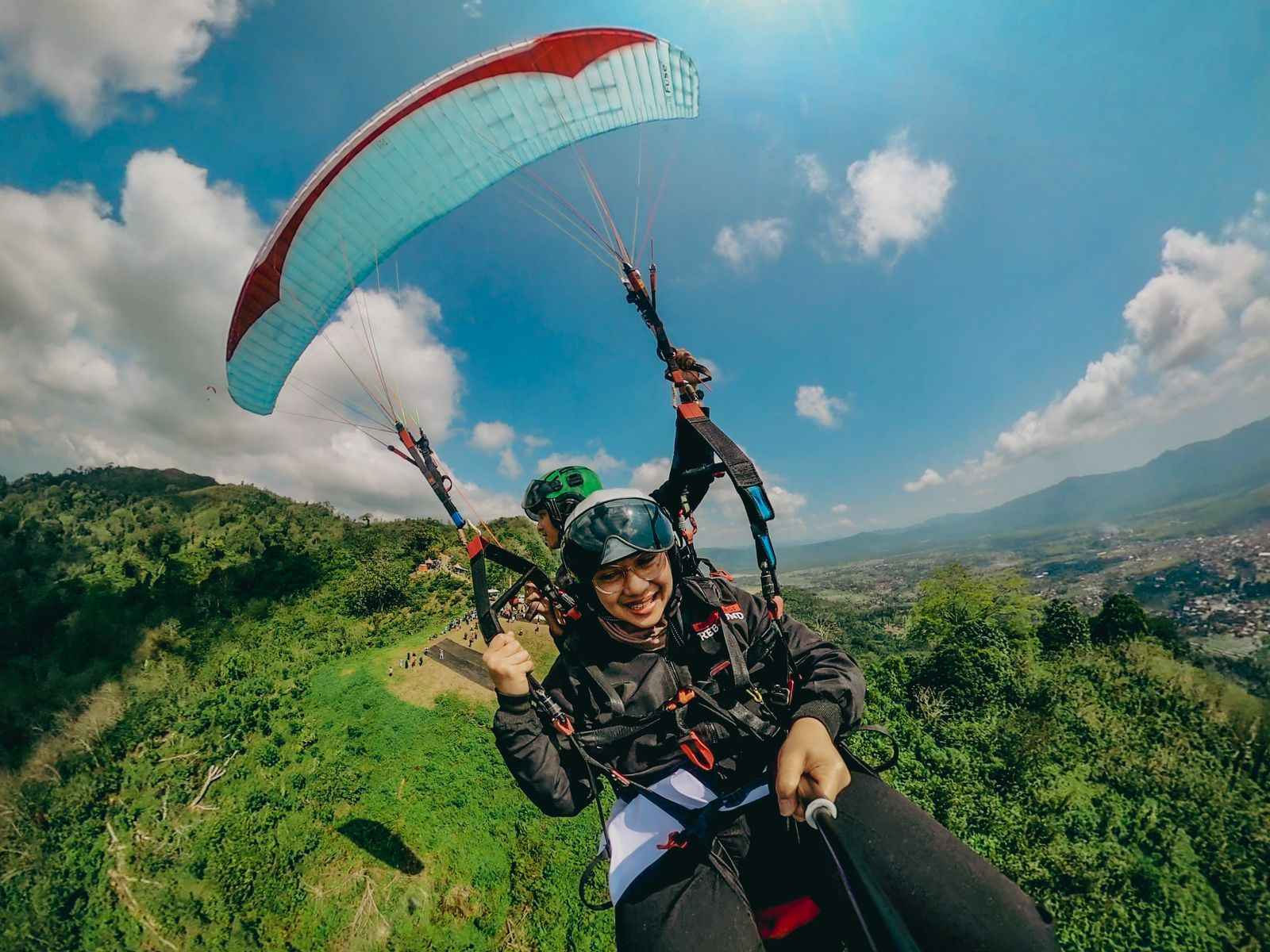 Bupati Ipuk saat mencoba paralayang di Gunung Menyan. Kini Banyuwangi kembali menggelar kejuaraan Paralayang Internasional 