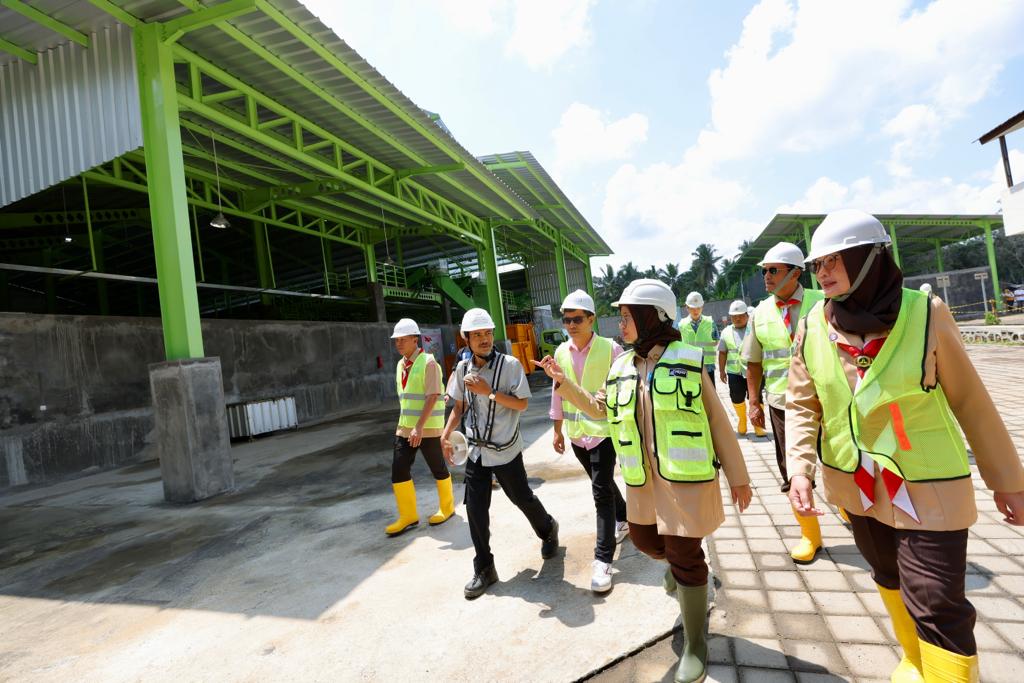 Bupati Ipuk saat mengecek TPS Balak. Kini Banyuwangi segera mengolah sampah menjadi bahan bakar industri.