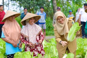 Kembali Ngantor di Desa, Bupati Ipuk Semangati Desa Angkat Potensi Lokalnya