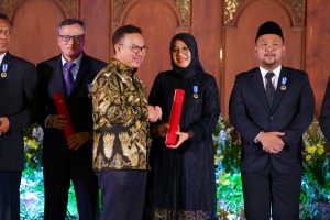 Bupati Ipuk Raih Manggala Karya Kencana dari BKKBN