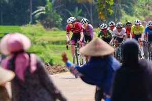 Para Pembalap Tour de Banyuwangi Ijen, Terkesan Semangat Warga Banyuwangi