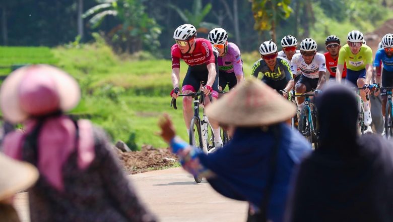 Para Pembalap Tour de Banyuwangi Ijen, Terkesan Semangat Warga Banyuwangi