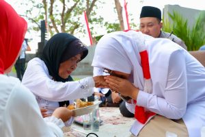 Bupati Ipuk Doa dan Makan Bersama Warga di Taman Makam Pahlawan