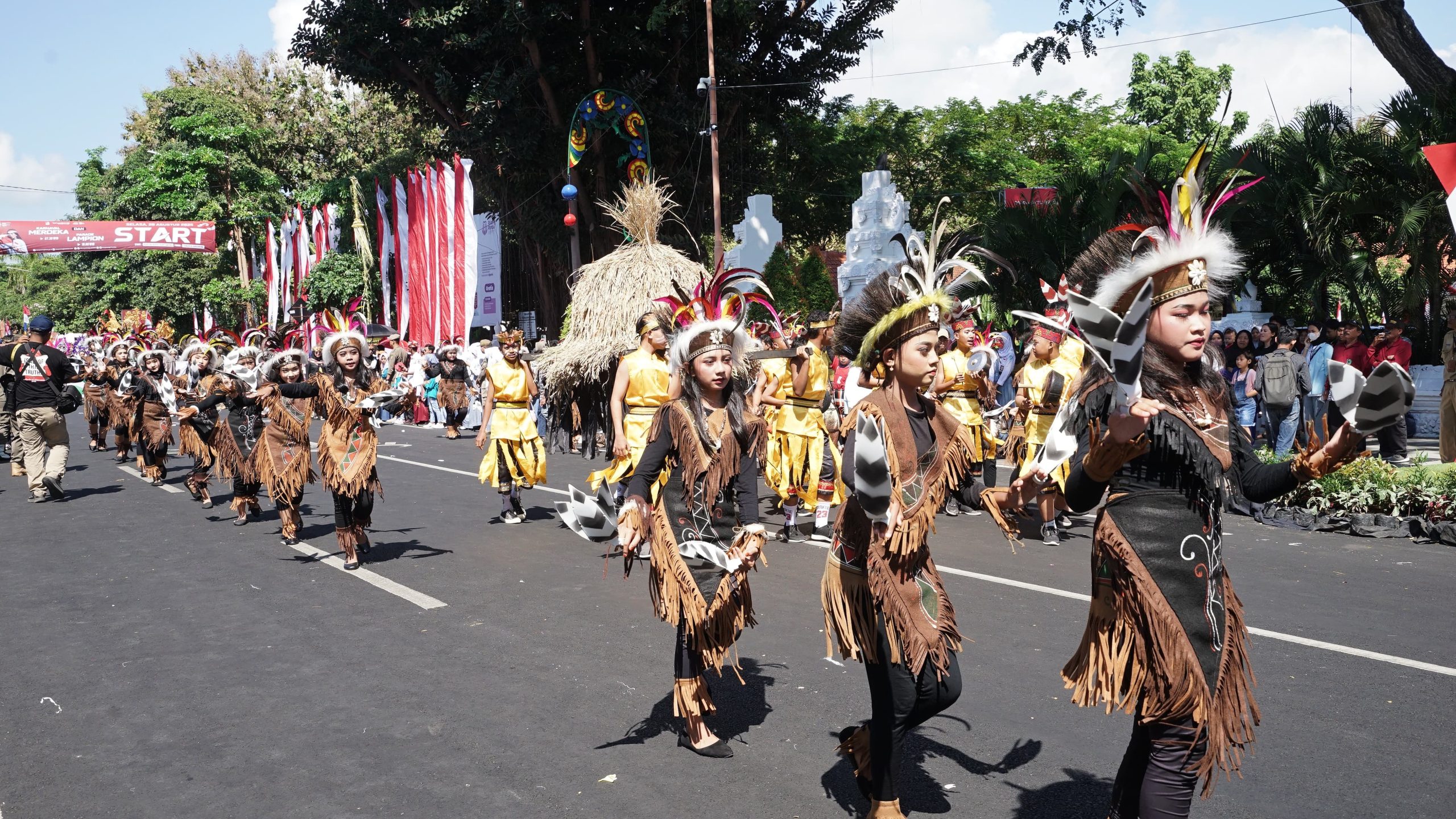 Karnaval Merdeka di Banyuwangi diikuti ribuan pelajar.