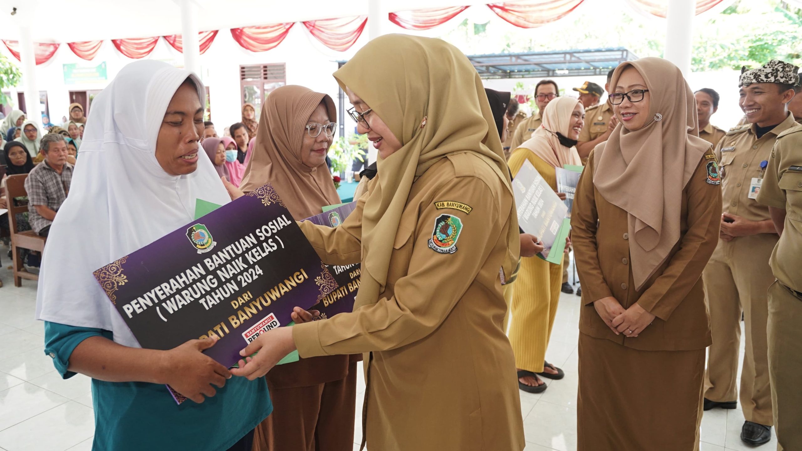 Bupati Ipuk saat penyerahan bantuan Wenak di Kelurahan Penganjuran, Kecamatan Banyuwangi, Senin (2/9/2024).