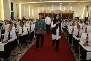 Motivasi Ratusan Mahasiswa Baru STIKES Banyuwangi, Ipuk Ingatkan Penguasaan Skil dan Kompetensi