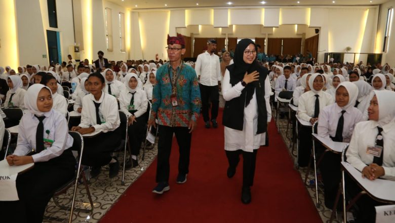 Motivasi Ratusan Mahasiswa Baru STIKES Banyuwangi, Ipuk Ingatkan Penguasaan Skil dan Kompetensi