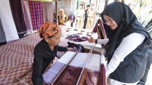 Siami, Penenun Tradisional Banyuwangi yang Setia Melestarikan Warisan Leluhur