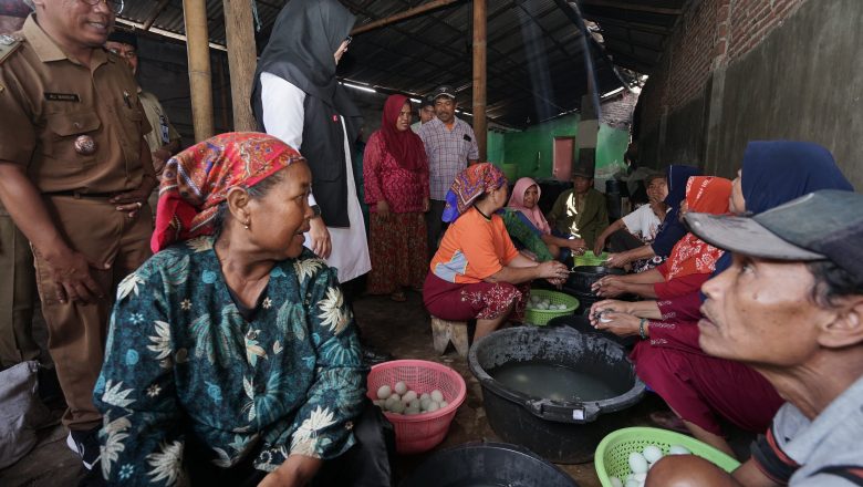 Ngantor di Desa, Bupati Ipuk Apresiasi Warga Berdayakan Lansia Lewat Usaha Lokal