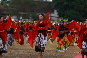 Warga Desa Yosomulyo Banyuwangi Gelar Tari Kolosal Seribu Penari