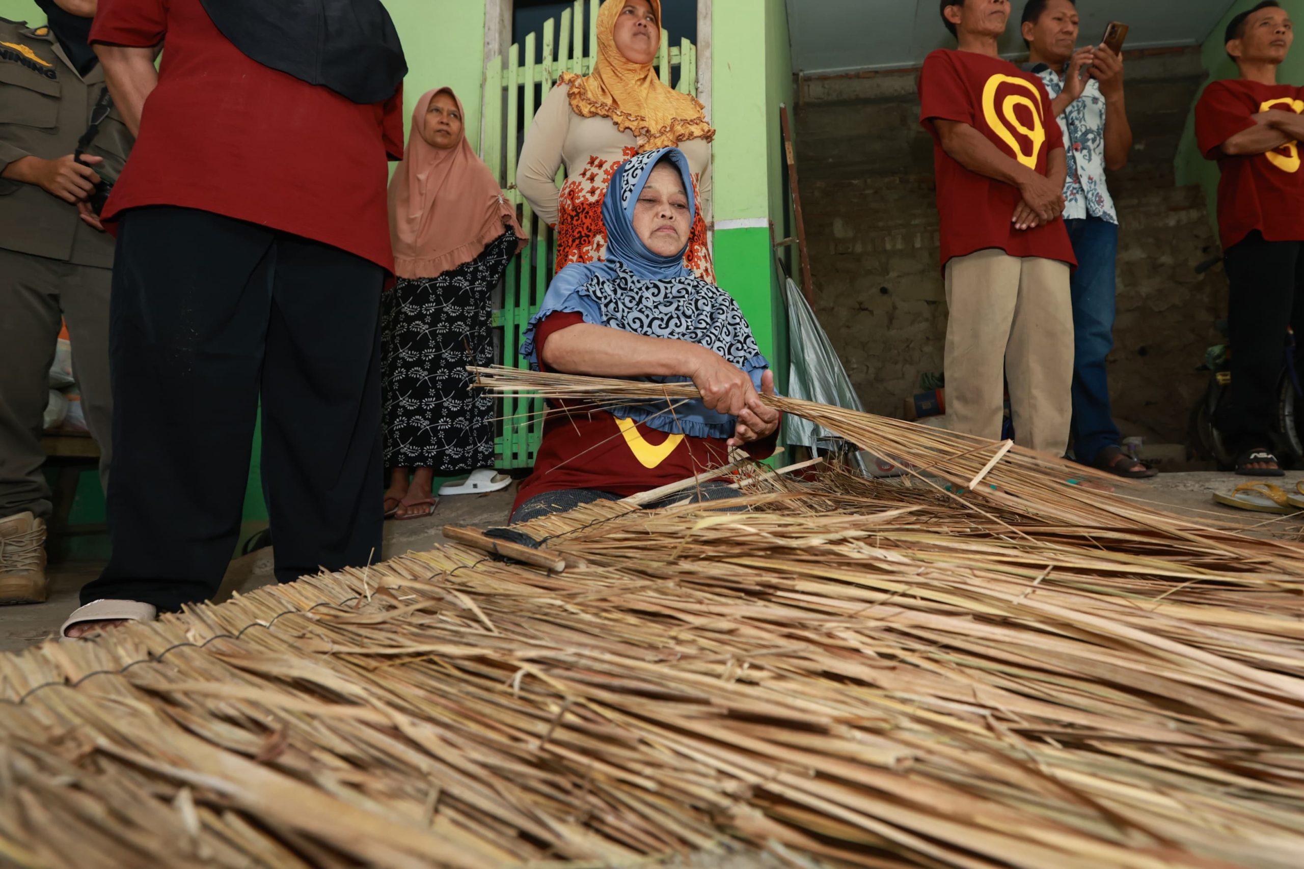 Usaha Anyaman Atap Ilalang tradisional.