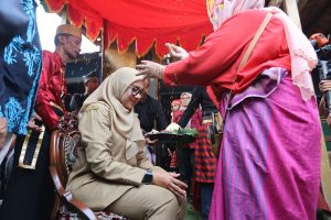 Ipuk Fiestiandani Dianugerahi Gelar Keluarga Kehormatan oleh Masyarakat Bugis Mandar Banyuwangi