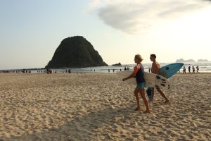 Pantai Pulau Merah Siapkan Pesta Kembang Api Spektakuler Sambut Tahun Baru 2025