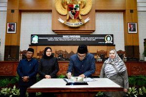 DPRD Banyuwangi Tetapkan Ipuk-Mujiono sebagai Bupati dan Wakil Bupati Terpilih