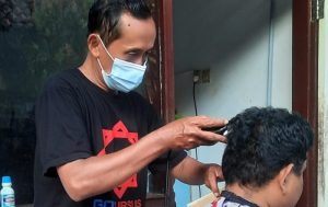 Fajar Barbershop, Berikan Cukur Gratis untuk Lansia, Disabilitas, dan ODGJ