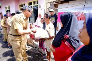 Pemkab Banyuwangi Salurkan Ribuan Paket Sembako Pengganti Karangan Bunga